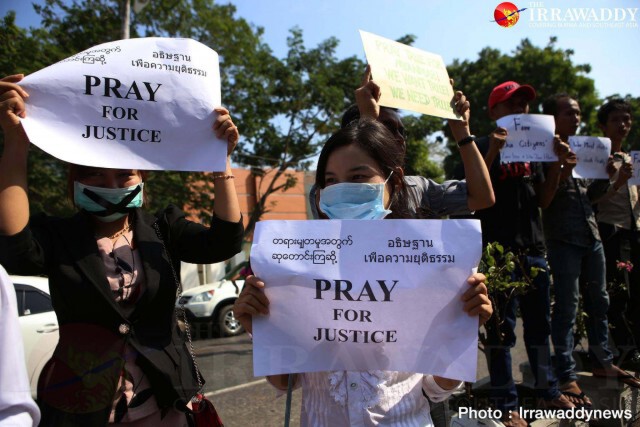 ชาวพม่า 300 คนปักหลักชุมนุมหน้าสถานทูตไทยในย่างกุ้ง