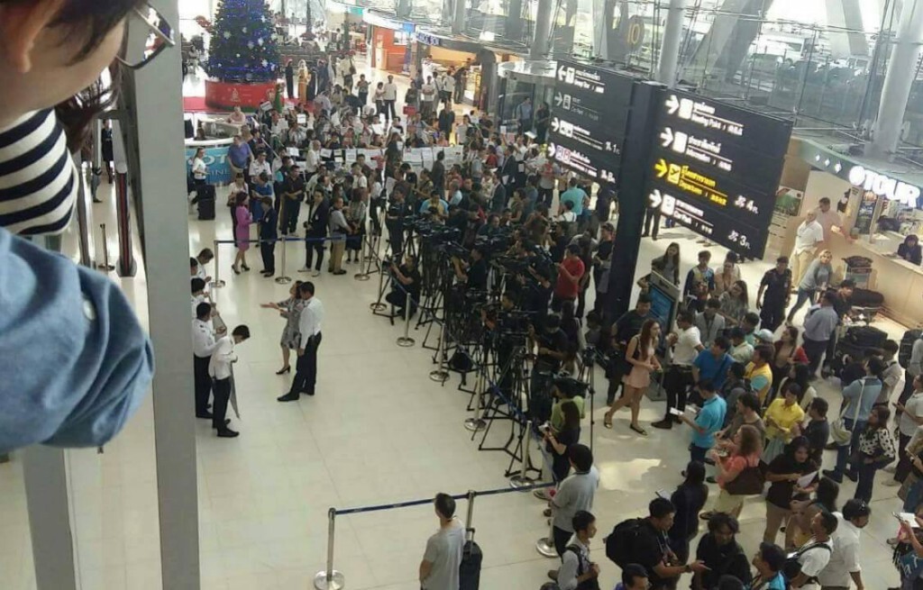 บรรยากาศ สื่อมวลชนและแฟนคลับรอต้อนรับ "แนท อนิพรณ์" บรรยากาศ สื่อมวลชนและแฟนคลับรอต้อนรับ "แนท อนิพรณ์"