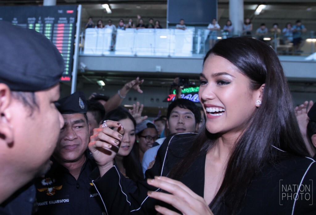 ภาพชุด
"แนท อนิพรณ์"มิสยูนิเวิร์สไทยแลนด์ 2015 เดินทางกลับไทย ภาพชุด
"แนท อนิพรณ์"มิสยูนิเวิร์สไทยแลนด์ 2015 เดินทางกลับไทย