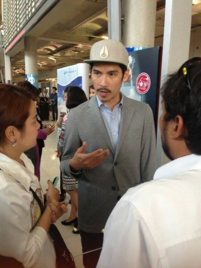 บรรยากาศ สื่อมวลชนและแฟนคลับรอต้อนรับ "แนท อนิพรณ์"