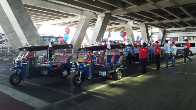 ขบวนตุ๊กตุ๊กไทยแลนด์! รอรับ"แนท-อนิพรณ์"