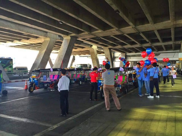 บรรยากาศ สื่อมวลชนและแฟนคลับรอต้อนรับ "แนท อนิพรณ์"