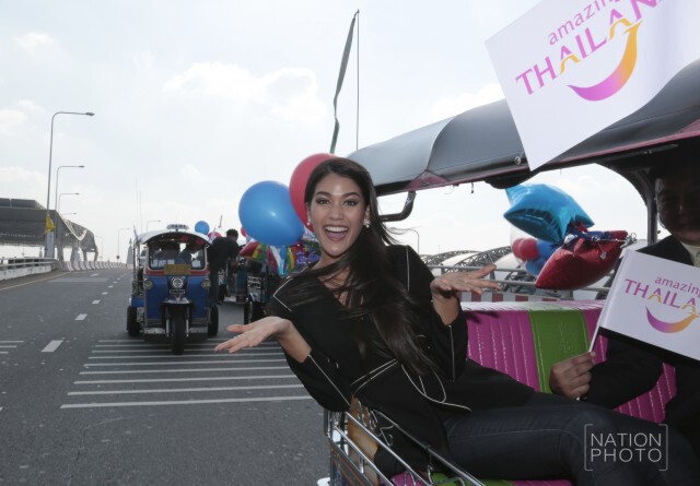 ชมภาพชุด
"น้องแนท" ถึงไทยนั่ง "ตุ๊กตุ๊ก" ประชาสัมพันธ์ท่องเที่ยว
