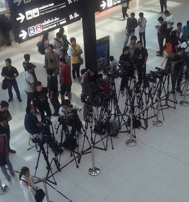 บรรยากาศ สื่อมวลชนและแฟนคลับรอต้อนรับ "แนท อนิพรณ์"
