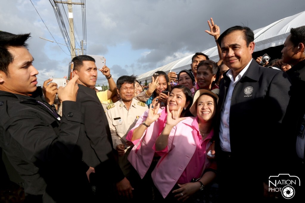 นายกฯลงพื้นที่สงขลา "สาวกรี๊ด" แม้กระทั่งท่าหวีผม