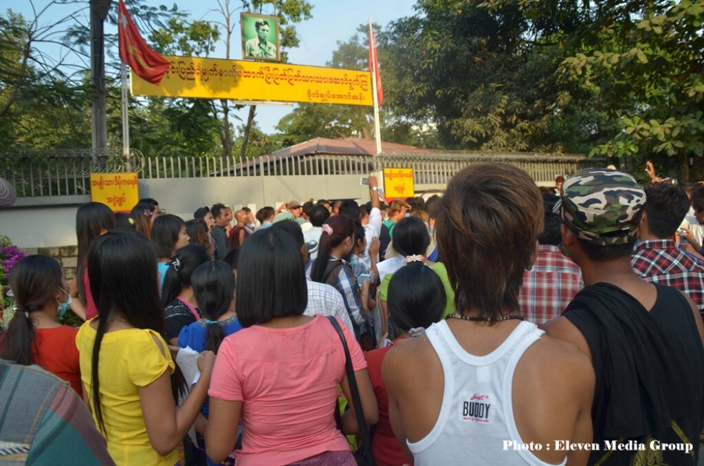 ผู้ประท้วงบุกบ้านซูจี ร้องช่วยเหลือ 2 แรงงานเมียนมาร์