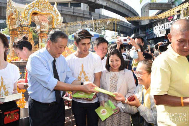 ผู้ว่ากทม.พร้อมเหล่านักแสดงร่วมแจกหนังสือสวดมนต์ให้ประชาชน