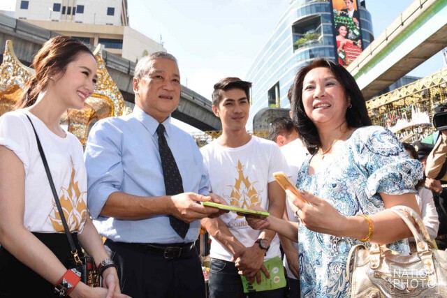 ผู้ว่ากทม.พร้อมเหล่านักแสดงร่วมแจกหนังสือสวดมนต์ให้ประชาชน