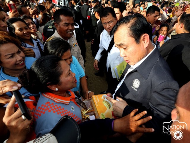 นายกฯลงพื้นที่สงขลา "สาวกรี๊ด" แม้กระทั่งท่าหวีผม
