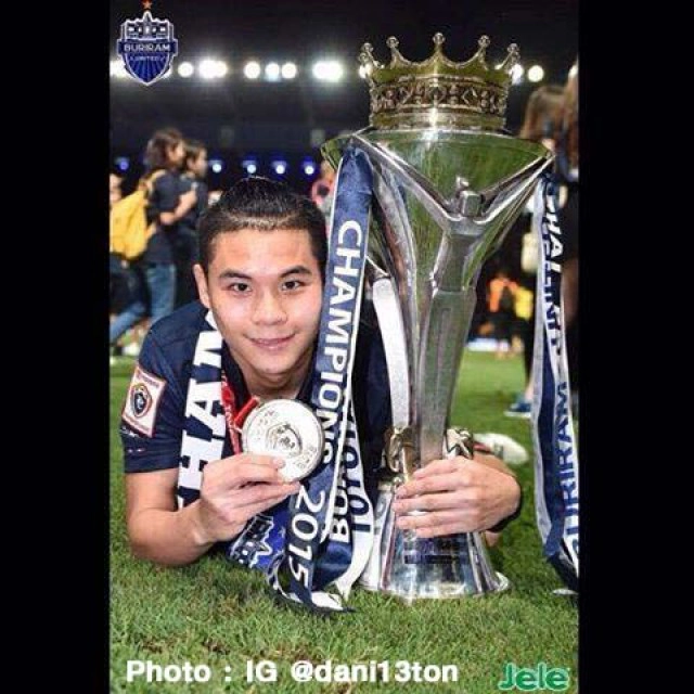 เปิด 5 นักฟุตบอลไทยสุดฮอตแห่งปี 2015