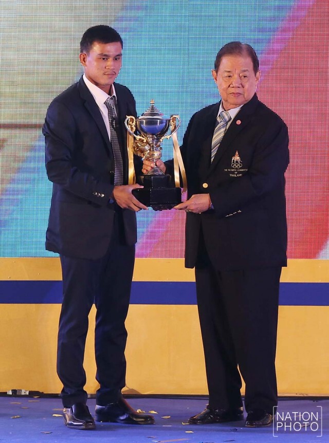 ซิโก้ ซิวรางวัลผู้ฝึกสอนดีเด่น บอลชุดใหญ่คว้ายอดทีม
