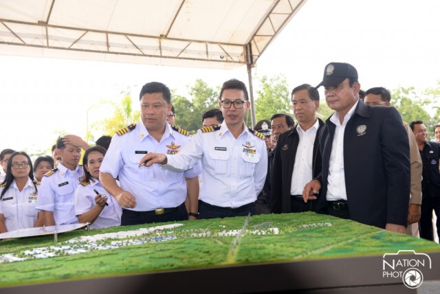นายกฯลงพื้นที่สงขลา "สาวกรี๊ด" แม้กระทั่งท่าหวีผม