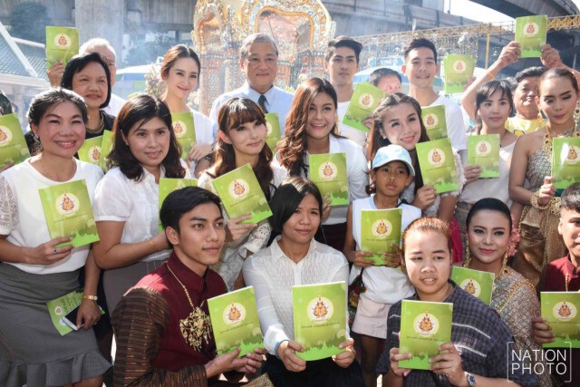 ผู้ว่ากทม.พร้อมเหล่านักแสดงร่วมแจกหนังสือสวดมนต์ให้ประชาชน