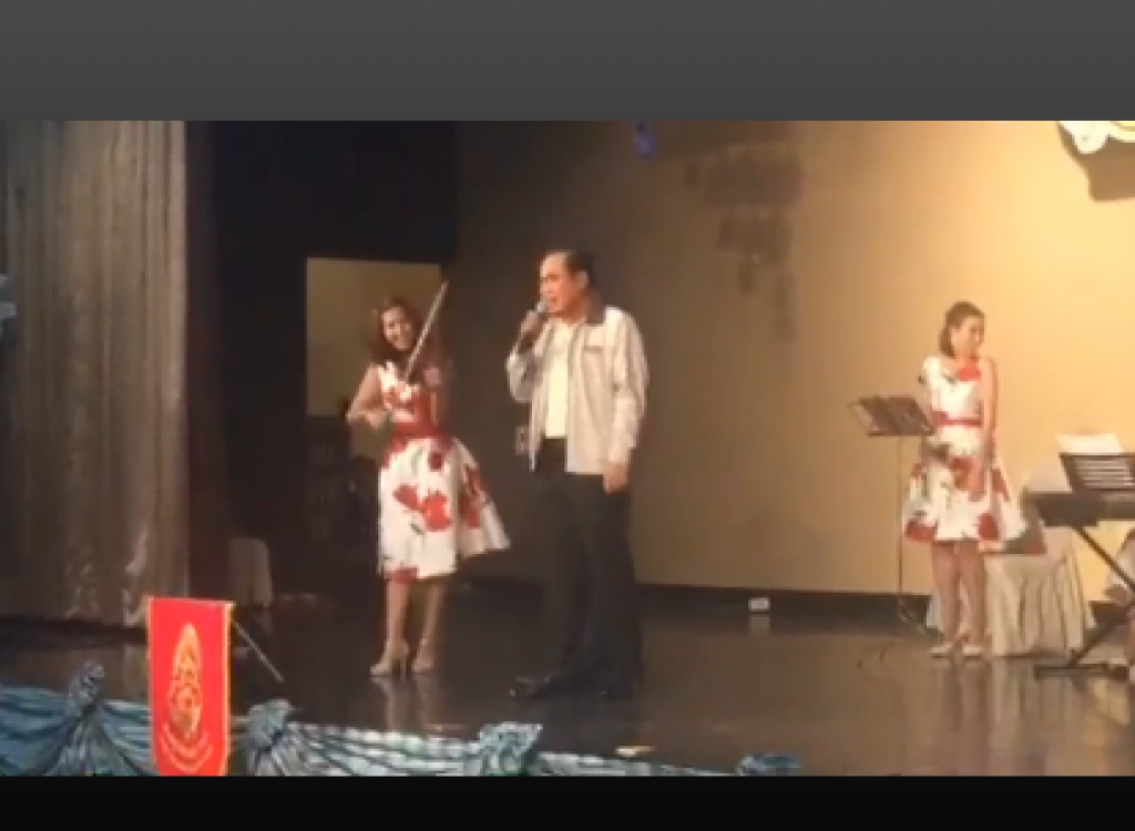 "เหนื่อยหน่อยนะ อยู่กับฉัน.." ชวนฟัง"ลุงตู่"ร้องเพลง "ยังยิ้มได้" "เหนื่อยหน่อยนะ อยู่กับฉัน.." ชวนฟัง"ลุงตู่"ร้องเพลง "ยังยิ้มได้"