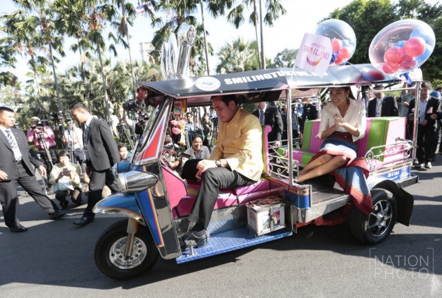 "ลุงตู่" ซิ่งตุ๊กตุ๊ก พา "น้องแนท" ทัวร์ทำเนียบฯ