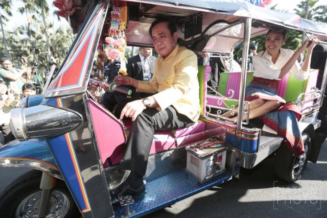 "ลุงตู่" ซิ่งตุ๊กตุ๊ก พา "น้องแนท" ทัวร์ทำเนียบฯ