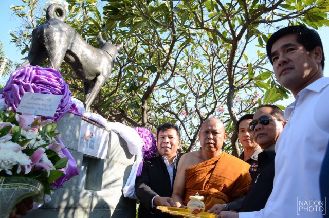 สำนักพระราชวังนำกระดูกคุณทองแดงบรรจุอนุสาวรีย์