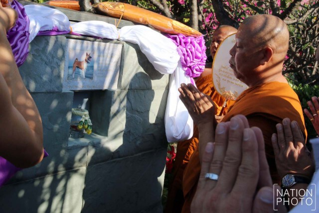 สำนักพระราชวังนำกระดูกคุณทองแดงบรรจุอนุสาวรีย์