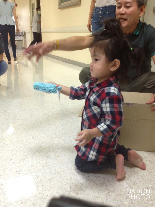 ภาพชุด "น้องมะลิ"มอบของขวัญปีใหม่แก่สื่อมวลชน