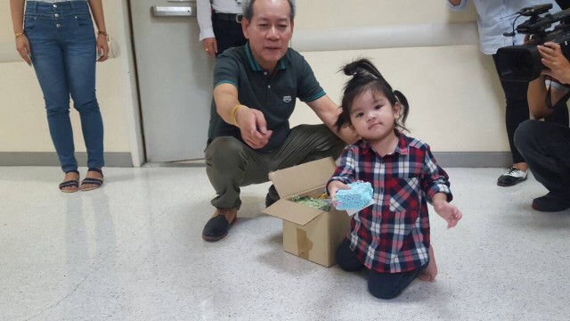ภาพชุด "น้องมะลิ"มอบของขวัญปีใหม่แก่สื่อมวลชน