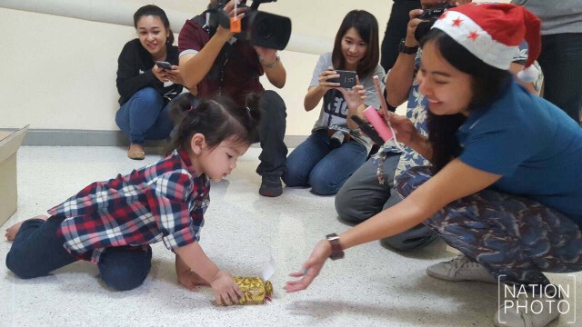 ภาพชุด "น้องมะลิ"มอบของขวัญปีใหม่แก่สื่อมวลชน
