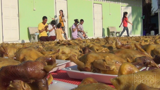 ฮือฮา! ชาวไร่สับปะรดแก้บนไก่ต้ม1,000 ตัว ไหว้เสร็จแจก ร.ร.เป็นอาหารกลางวันเด็ก