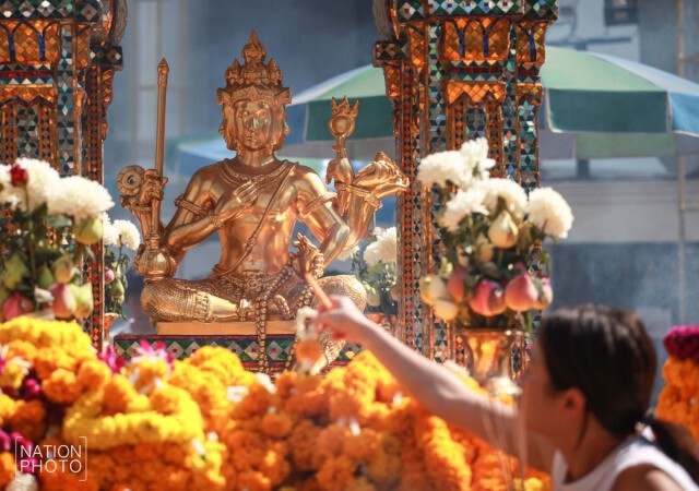 ภาพชุด ปชช.แห่สักการะท้าวมหาพรหมในช่วงปีใหม่