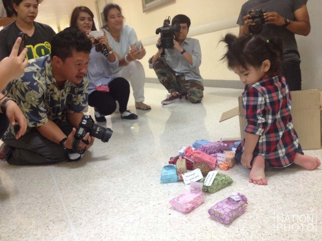 ภาพชุด "น้องมะลิ"มอบของขวัญปีใหม่แก่สื่อมวลชน