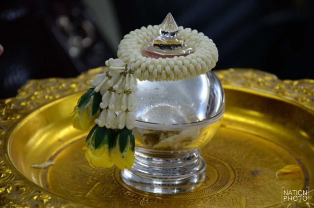 สำนักพระราชวังนำกระดูกคุณทองแดงบรรจุอนุสาวรีย์