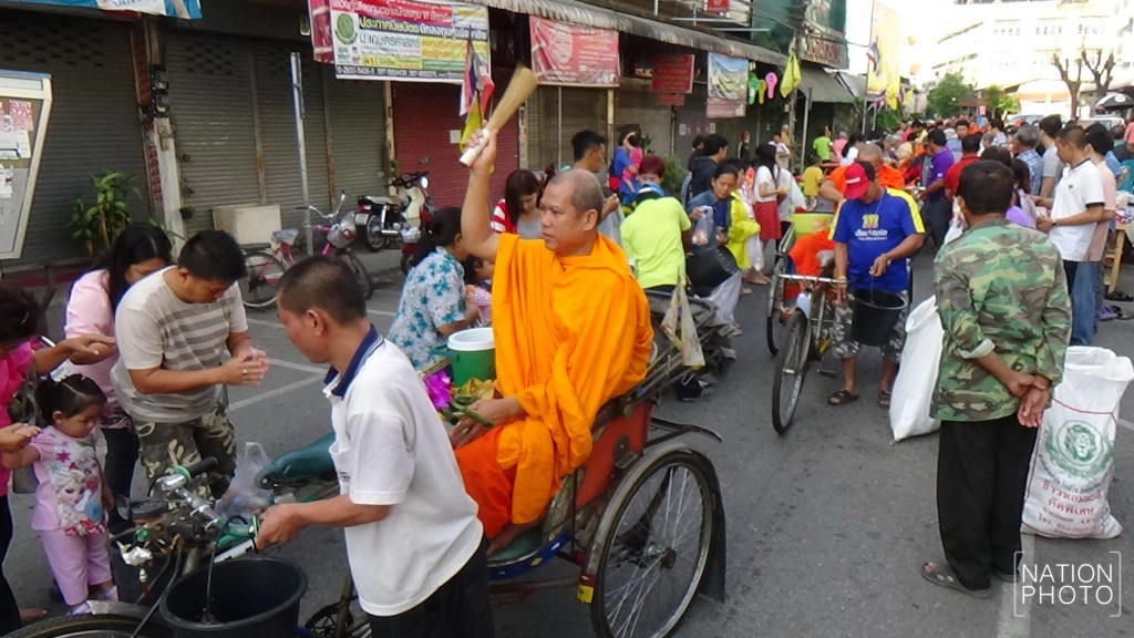 ส่งท้ายปีเก่าต้อนรับปีใหม่ พิษณุโลกตักบาตรพระสงฆ์บนขบวนสามล้อ