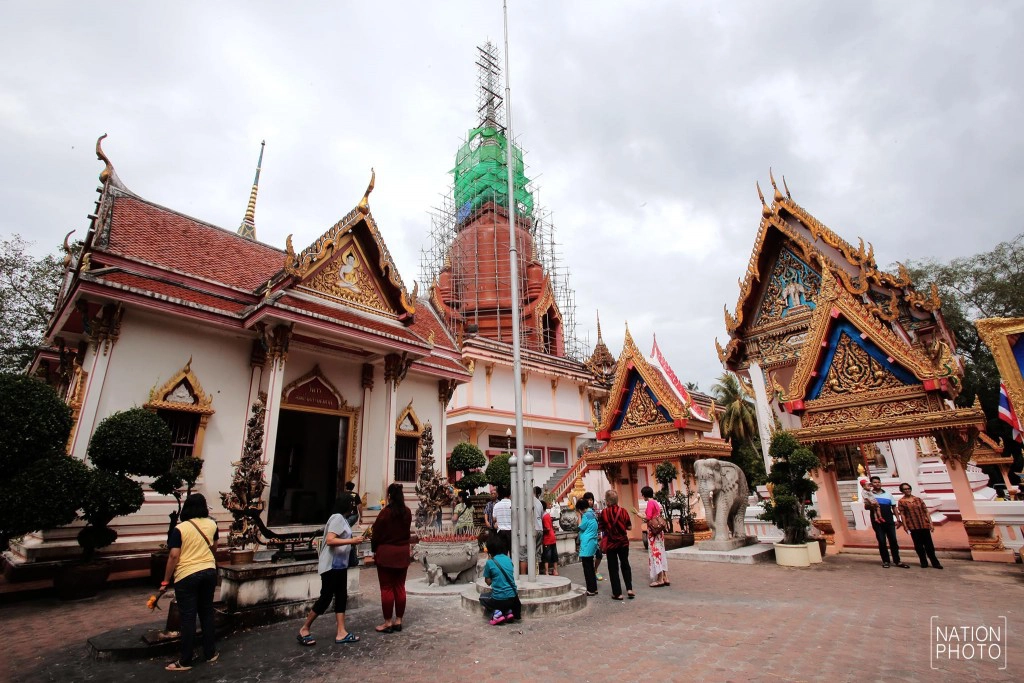 ชาว 3 จว.ชายแดนใต้ ร่วมกราบไหว้ หลวงปู่ทวด วัดช้างไห้ ชาว 3 จว.ชายแดนใต้ ร่วมกราบไหว้ หลวงปู่ทวด วัดช้างไห้