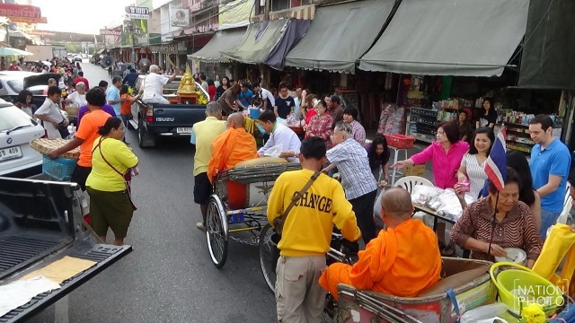 ส่งท้ายปีเก่าต้อนรับปีใหม่ พิษณุโลกตักบาตรพระสงฆ์บนขบวนสามล้อ
