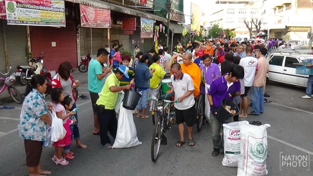 ส่งท้ายปีเก่าต้อนรับปีใหม่ พิษณุโลกตักบาตรพระสงฆ์บนขบวนสามล้อ