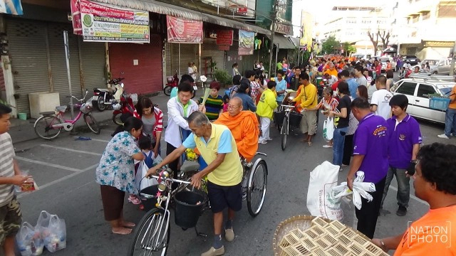 ส่งท้ายปีเก่าต้อนรับปีใหม่ พิษณุโลกตักบาตรพระสงฆ์บนขบวนสามล้อ