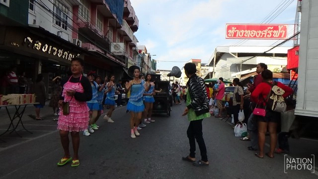 ส่งท้ายปีเก่าต้อนรับปีใหม่ พิษณุโลกตักบาตรพระสงฆ์บนขบวนสามล้อ
