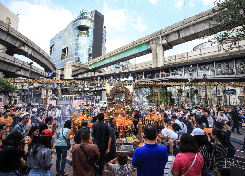 นักท่องเที่ยว แห่สักการะ "ศาลท้าวมหาพรหม" วันปีใหม่ นักท่องเที่ยว แห่สักการะ "ศาลท้าวมหาพรหม" วันปีใหม่