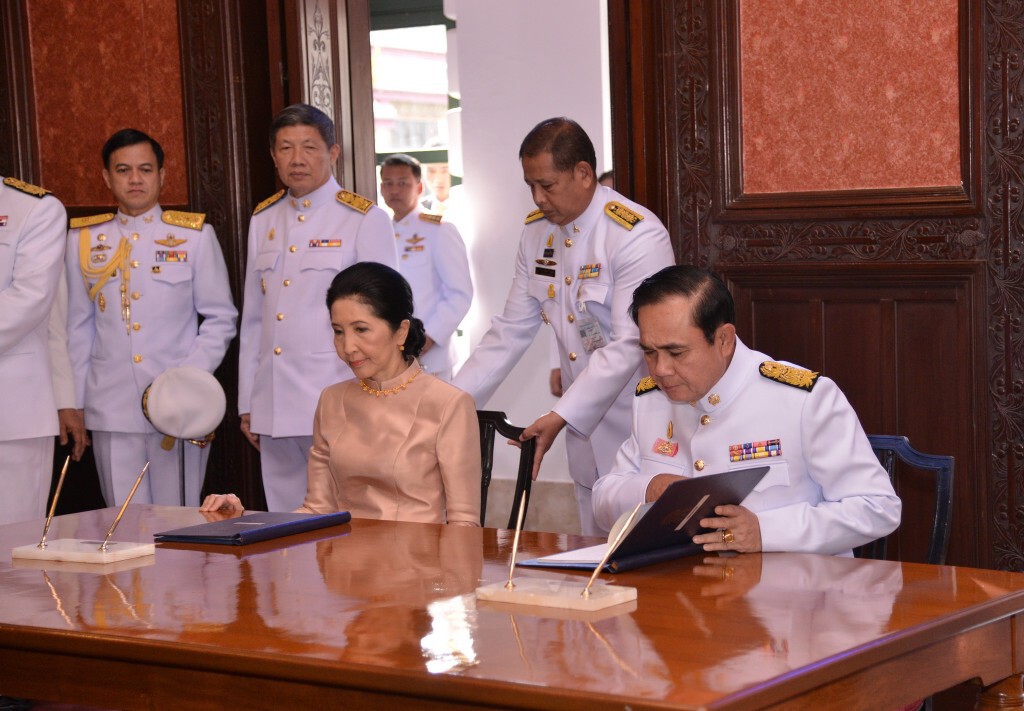 “นายกฯ-ภริยา”พร้อมครม.ลงนามถวายพระพรในหลวงวันปีใหม่ “นายกฯ-ภริยา”พร้อมครม.ลงนามถวายพระพรในหลวงวันปีใหม่