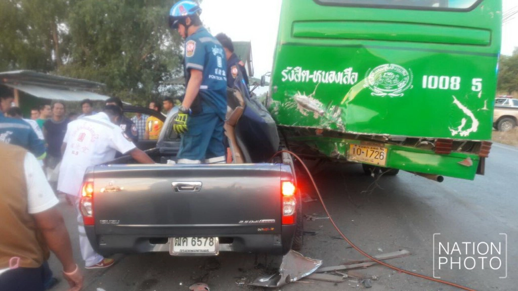 กระบะอัดยับ! ท้ายรถเมล์จอดรับผู้โดยสาร ตาย 3 ราย