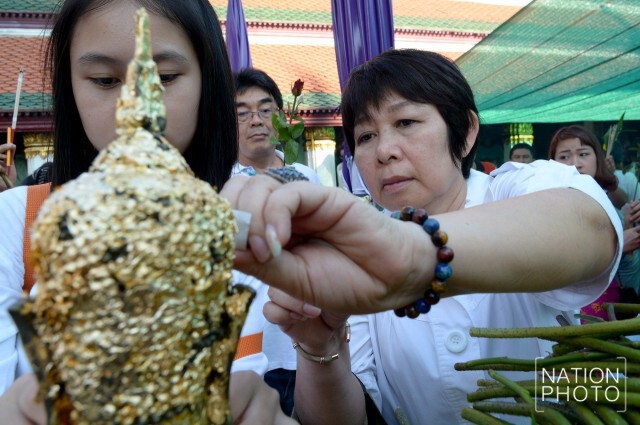 แรงศรัทธาล้น! วันแรกแห่งปี 2559 ชาวไทยและต่างชาติแน่นวัดพระแก้ว