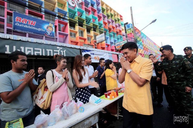 ยะลาคึกคัก! ร่วมตักบาตรปีใหม่ 2559