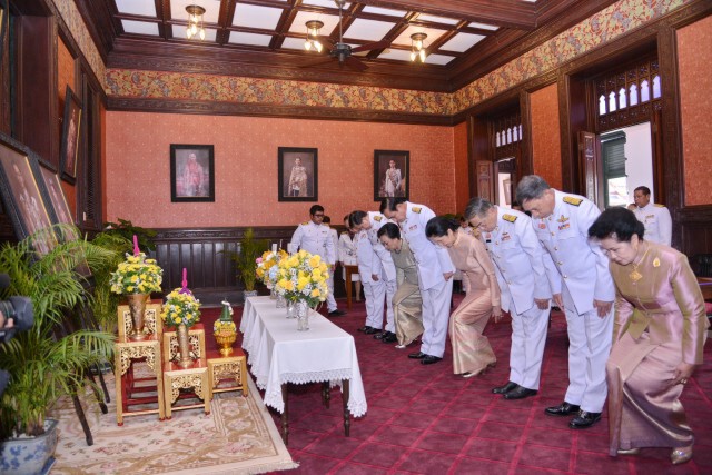 “นายกฯ-ภริยา”พร้อมครม.ลงนามถวายพระพรในหลวงวันปีใหม่