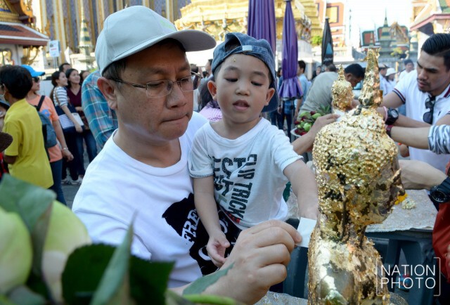 แรงศรัทธาล้น! วันแรกแห่งปี 2559 ชาวไทยและต่างชาติแน่นวัดพระแก้ว