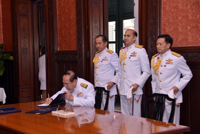 “นายกฯ-ภริยา”พร้อมครม.ลงนามถวายพระพรในหลวงวันปีใหม่