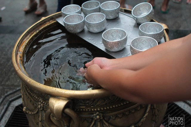 นักท่องเที่ยว แห่สักการะ "ศาลท้าวมหาพรหม" วันปีใหม่