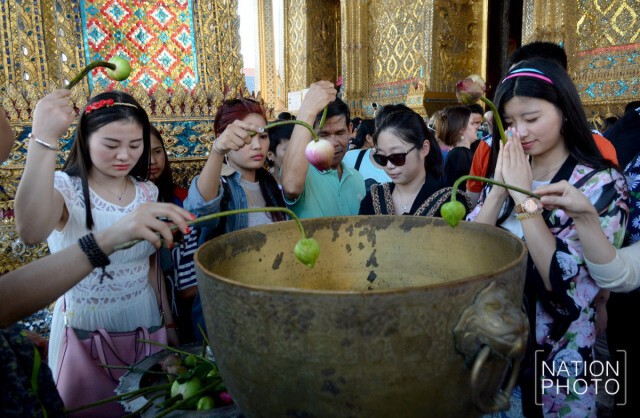แรงศรัทธาล้น! วันแรกแห่งปี 2559 ชาวไทยและต่างชาติแน่นวัดพระแก้ว