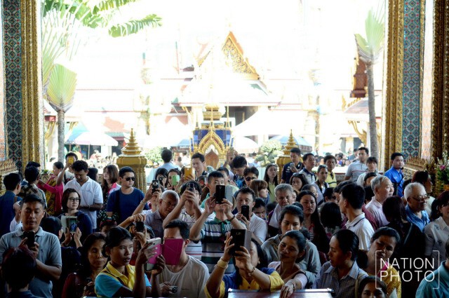 แรงศรัทธาล้น! วันแรกแห่งปี 2559 ชาวไทยและต่างชาติแน่นวัดพระแก้ว