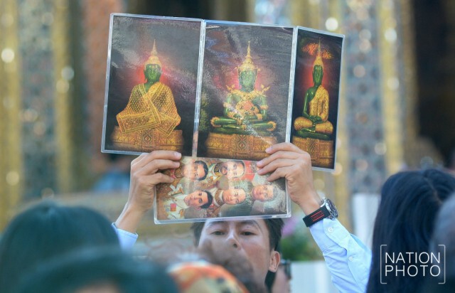 แรงศรัทธาล้น! วันแรกแห่งปี 2559 ชาวไทยและต่างชาติแน่นวัดพระแก้ว