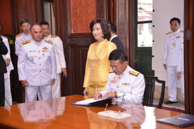 “นายกฯ-ภริยา”พร้อมครม.ลงนามถวายพระพรในหลวงวันปีใหม่