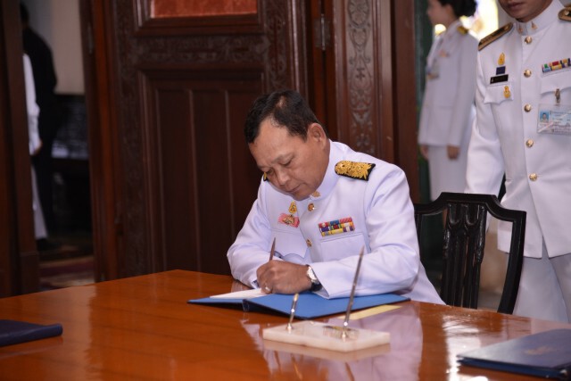 “นายกฯ-ภริยา”พร้อมครม.ลงนามถวายพระพรในหลวงวันปีใหม่