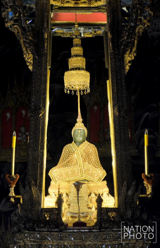 แรงศรัทธาล้น! วันแรกแห่งปี 2559 ชาวไทยและต่างชาติแน่นวัดพระแก้ว